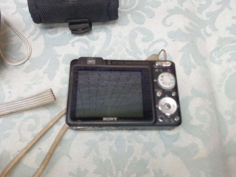 A JOBLOT POCKET DIGITAL CAMERAS SOLD AS IS NOT TESTED