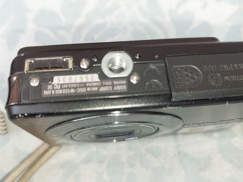 A JOBLOT POCKET DIGITAL CAMERAS SOLD AS IS NOT TESTED