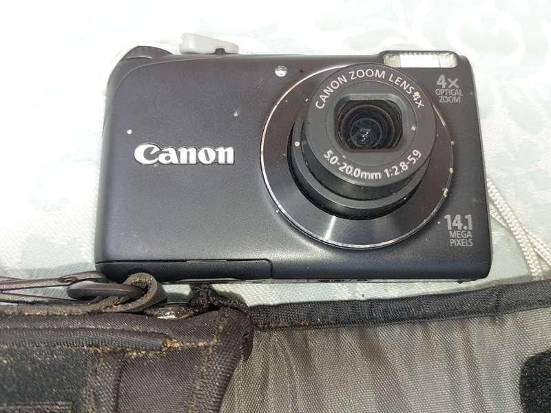 A JOBLOT POCKET DIGITAL CAMERAS SOLD AS IS NOT TESTED