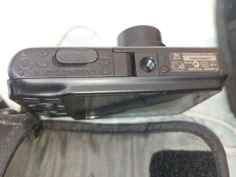 A JOBLOT POCKET DIGITAL CAMERAS SOLD AS IS NOT TESTED