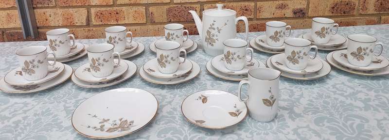A 35 PIECE ALKA KUNST ALBOTH & KAISER BAVARIA  ERBEERE TEA SET SOLD AS IS R2500