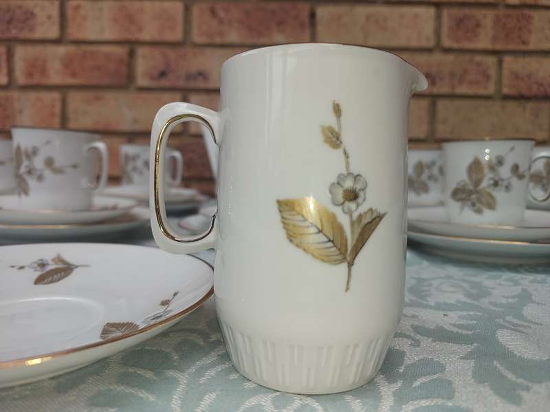 A 35 PIECE ALKA KUNST ALBOTH & KAISER BAVARIA  ERBEERE TEA SET SOLD AS IS R2500