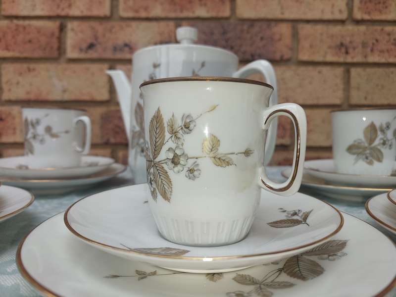 A 35 PIECE ALKA KUNST ALBOTH & KAISER BAVARIA  ERBEERE TEA SET SOLD AS IS R2500