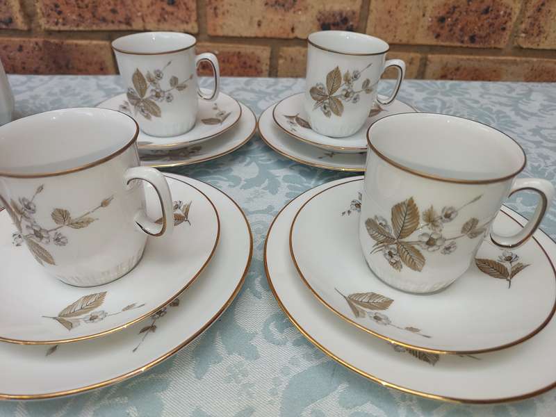 A 35 PIECE ALKA KUNST ALBOTH & KAISER BAVARIA  ERBEERE TEA SET SOLD AS IS R2500