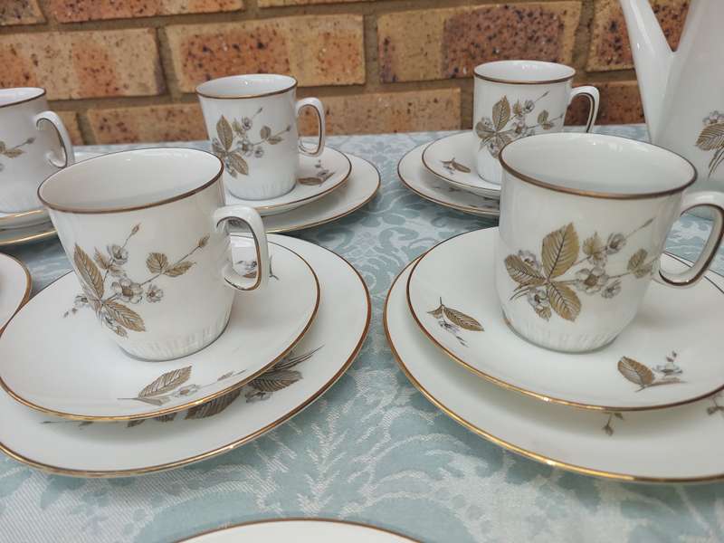 A 35 PIECE ALKA KUNST ALBOTH & KAISER BAVARIA  ERBEERE TEA SET SOLD AS IS R2500