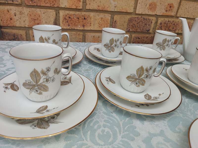 A 35 PIECE ALKA KUNST ALBOTH & KAISER BAVARIA  ERBEERE TEA SET SOLD AS IS R2500