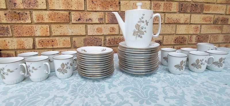 A 35 PIECE ALKA KUNST ALBOTH & KAISER BAVARIA  ERBEERE TEA SET SOLD AS IS R2500