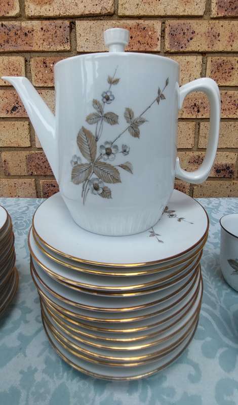 A 35 PIECE ALKA KUNST ALBOTH & KAISER BAVARIA  ERBEERE TEA SET SOLD AS IS R2500