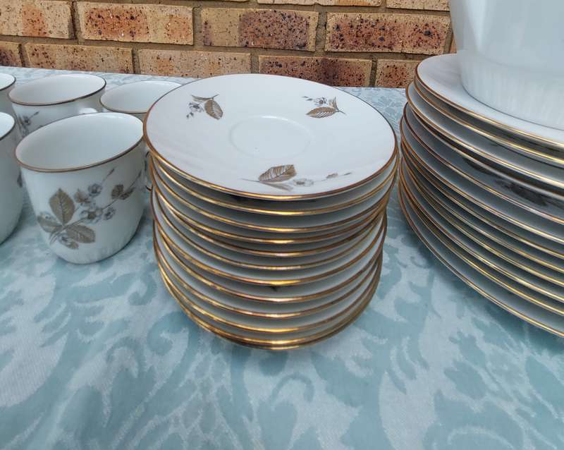 A 35 PIECE ALKA KUNST ALBOTH & KAISER BAVARIA  ERBEERE TEA SET SOLD AS IS R2500