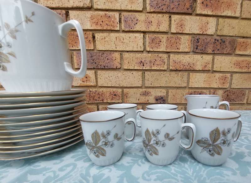 A 35 PIECE ALKA KUNST ALBOTH & KAISER BAVARIA  ERBEERE TEA SET SOLD AS IS R2500