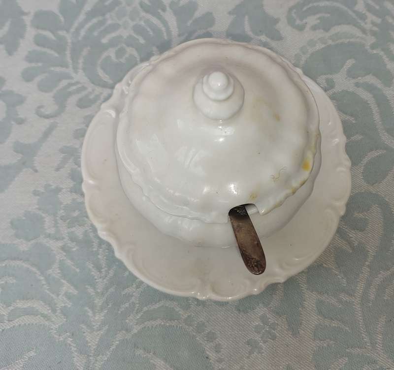 A VINTAGE HUTSHENREUTHER GERMANY SYLVIA PORCELAIN SUGAR BOWL WITH A LID AND SPOON SOLD AS IS