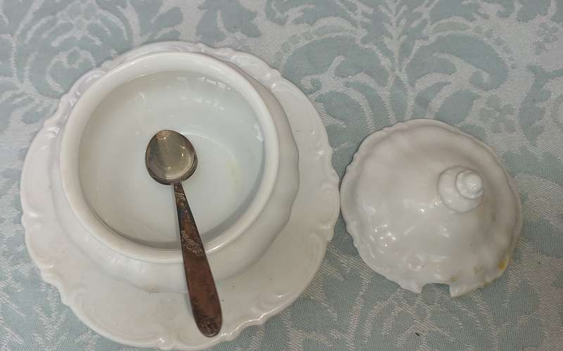 A VINTAGE HUTSHENREUTHER GERMANY SYLVIA PORCELAIN SUGAR BOWL WITH A LID AND SPOON SOLD AS IS