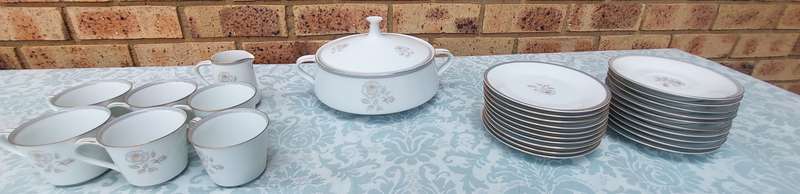 A 28 PIECE NORITAKE JAPAN 6519 BLAIR ROSE SET SOLD AS IS