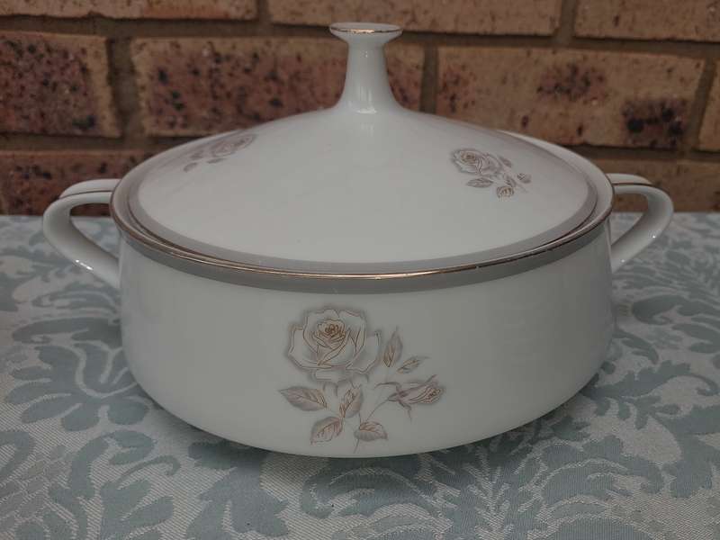 A 28 PIECE NORITAKE JAPAN 6519 BLAIR ROSE SET SOLD AS IS