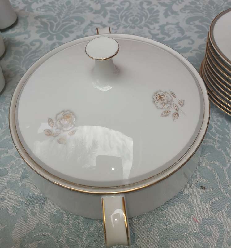 A 28 PIECE NORITAKE JAPAN 6519 BLAIR ROSE SET SOLD AS IS