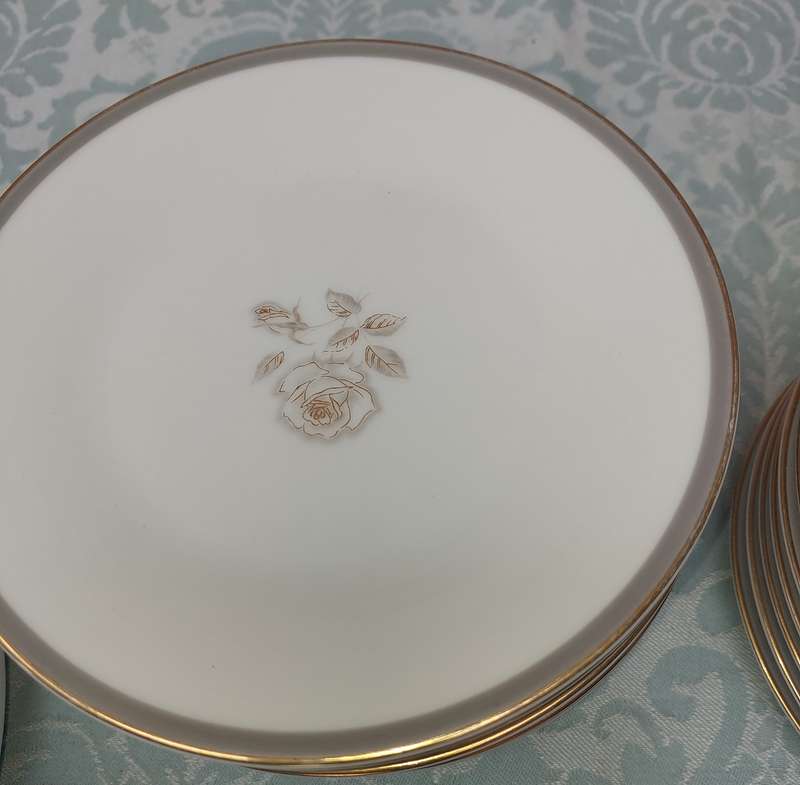 A 28 PIECE NORITAKE JAPAN 6519 BLAIR ROSE SET SOLD AS IS