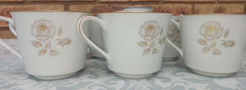 A 28 PIECE NORITAKE JAPAN 6519 BLAIR ROSE SET SOLD AS IS