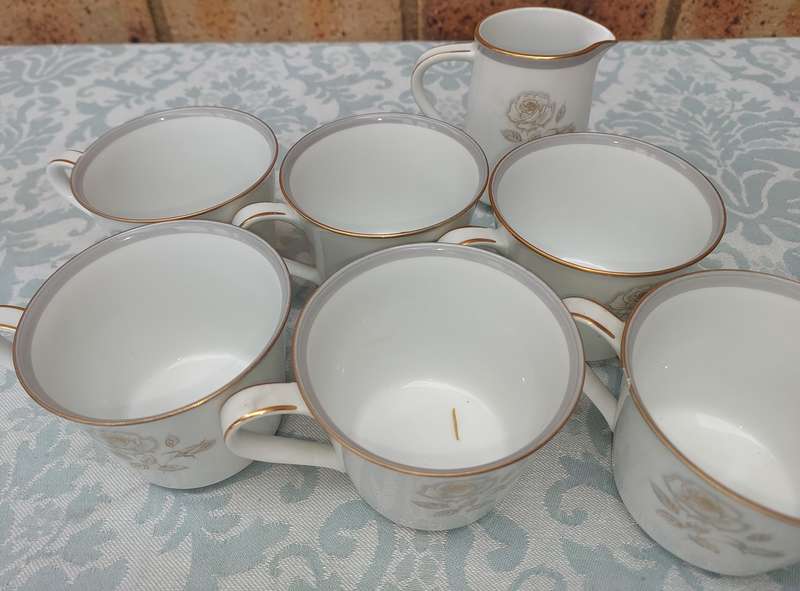 A 28 PIECE NORITAKE JAPAN 6519 BLAIR ROSE SET SOLD AS IS