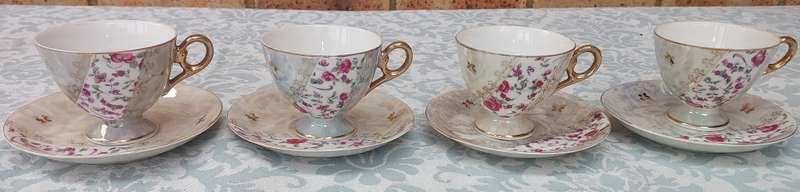 A SET OF 4 FINE ROSE WITH GOLD TRIM TEA CUPS AND SAUCERS SOLD AS IS