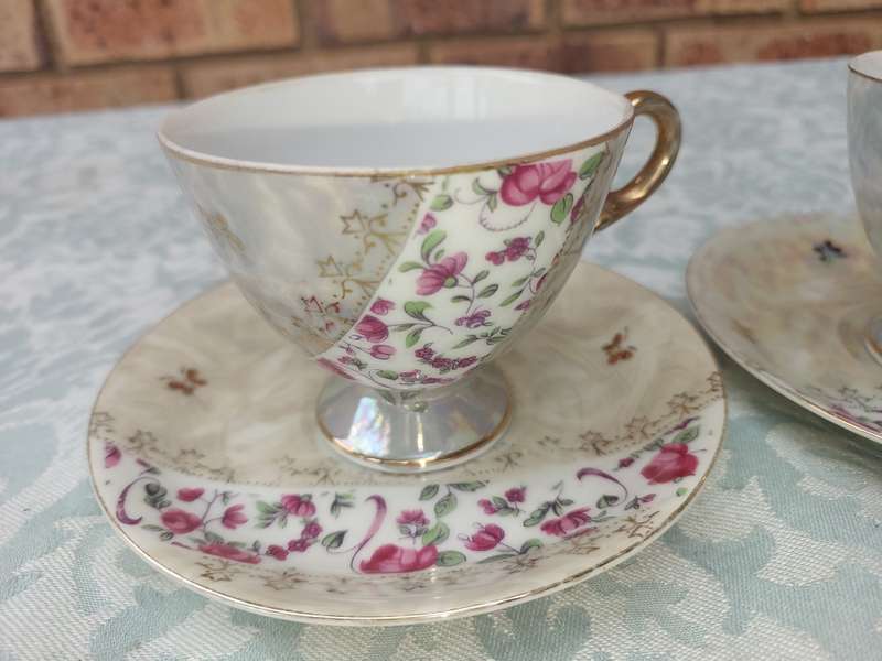 A SET OF 4 FINE ROSE WITH GOLD TRIM TEA CUPS AND SAUCERS SOLD AS IS