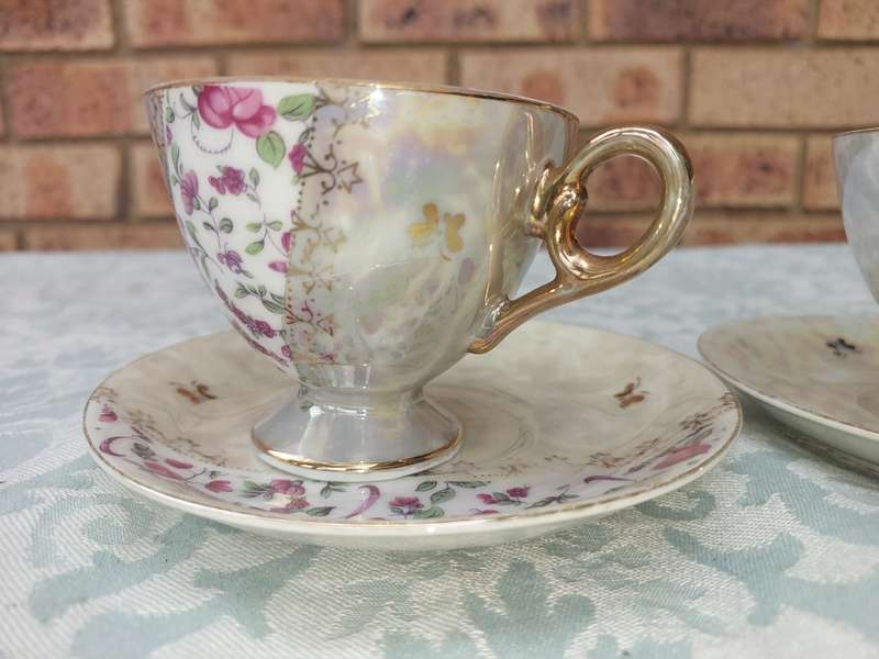A SET OF 4 FINE ROSE WITH GOLD TRIM TEA CUPS AND SAUCERS SOLD AS IS