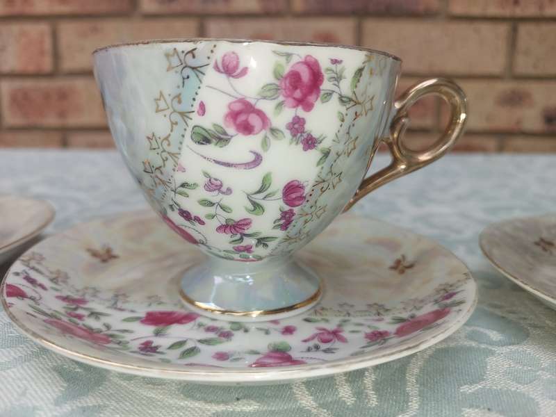 A SET OF 4 FINE ROSE WITH GOLD TRIM TEA CUPS AND SAUCERS SOLD AS IS
