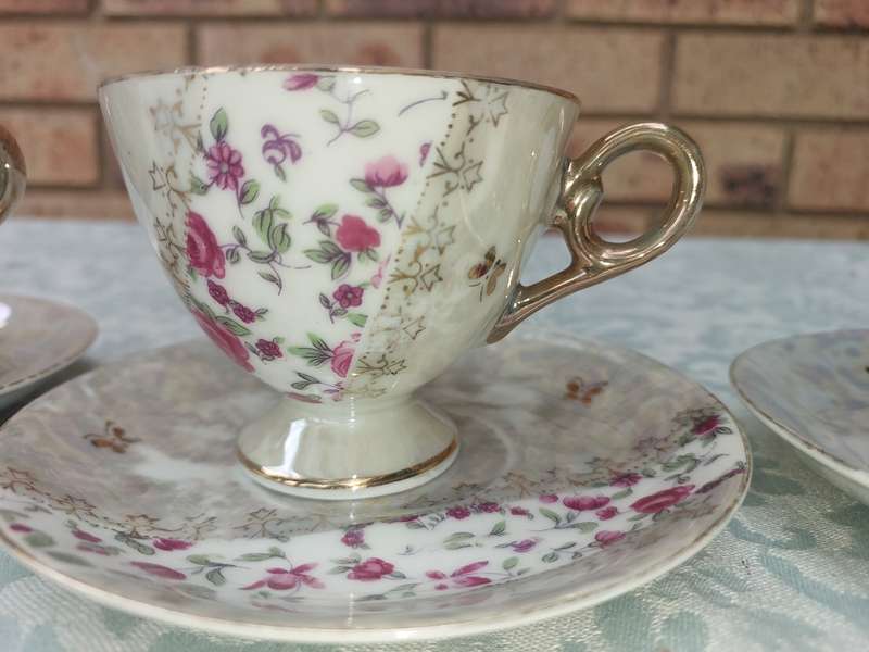 A SET OF 4 FINE ROSE WITH GOLD TRIM TEA CUPS AND SAUCERS SOLD AS IS
