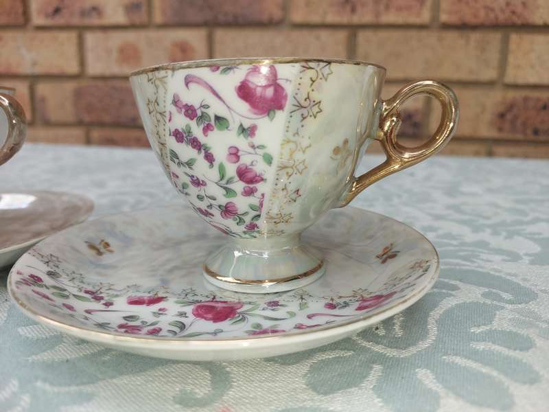 A SET OF 4 FINE ROSE WITH GOLD TRIM TEA CUPS AND SAUCERS SOLD AS IS