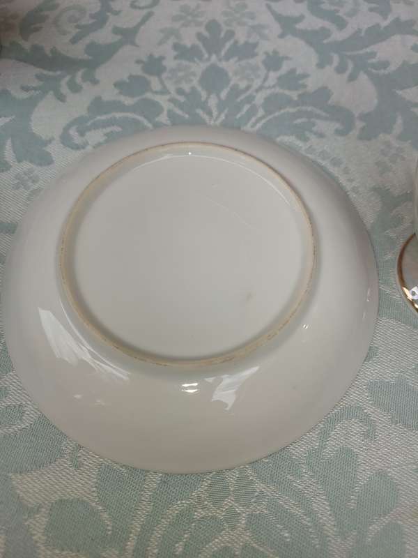 A SET OF 4 FINE ROSE WITH GOLD TRIM TEA CUPS AND SAUCERS SOLD AS IS