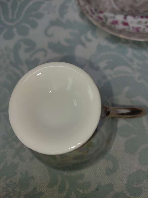 A SET OF 4 FINE ROSE WITH GOLD TRIM TEA CUPS AND SAUCERS SOLD AS IS