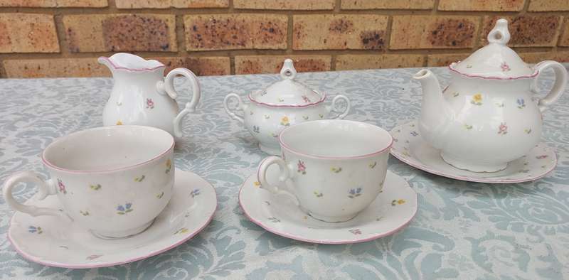 A VINTAGE 7 PIECE ALEUTIAN OFELIA BY FUSCO TEASET UNFORTUNATELY THE PLATE ON WHICH THE TEPOT IS BROK