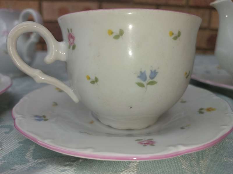 A VINTAGE 7 PIECE ALEUTIAN OFELIA BY FUSCO TEASET UNFORTUNATELY THE PLATE ON WHICH THE TEPOT IS BROK