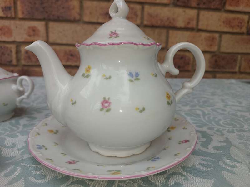 A VINTAGE 7 PIECE ALEUTIAN OFELIA BY FUSCO TEASET UNFORTUNATELY THE PLATE ON WHICH THE TEPOT IS BROK