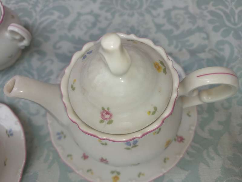 A VINTAGE 7 PIECE ALEUTIAN OFELIA BY FUSCO TEASET UNFORTUNATELY THE PLATE ON WHICH THE TEPOT IS BROK