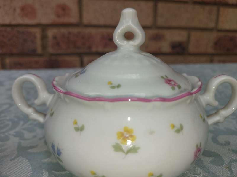 A VINTAGE 7 PIECE ALEUTIAN OFELIA BY FUSCO TEASET UNFORTUNATELY THE PLATE ON WHICH THE TEPOT IS BROK