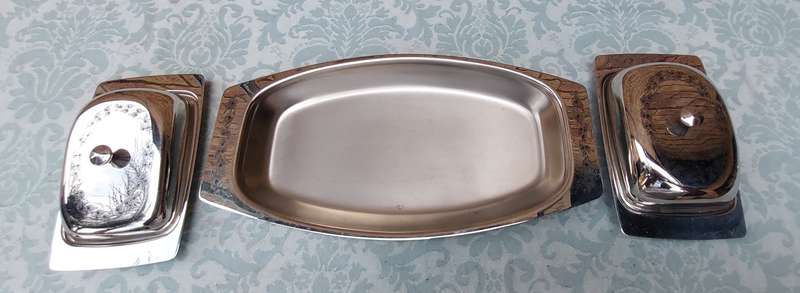 A STAINLESS STEEL WITH ARTWORK COLLECTION SERVING UTENSILS SOLD AS IS