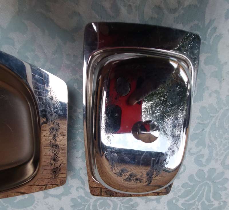 A STAINLESS STEEL WITH ARTWORK COLLECTION SERVING UTENSILS SOLD AS IS