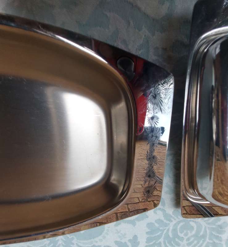 A STAINLESS STEEL WITH ARTWORK COLLECTION SERVING UTENSILS SOLD AS IS