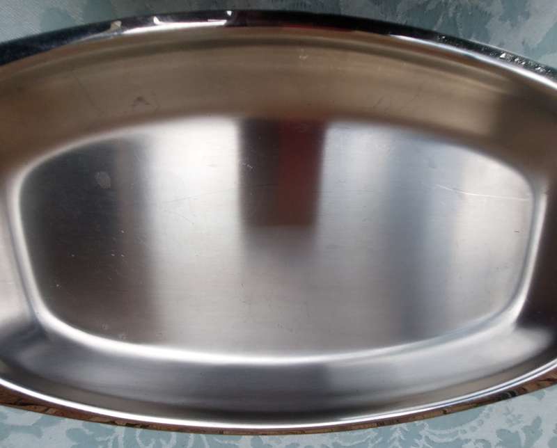 A STAINLESS STEEL WITH ARTWORK COLLECTION SERVING UTENSILS SOLD AS IS
