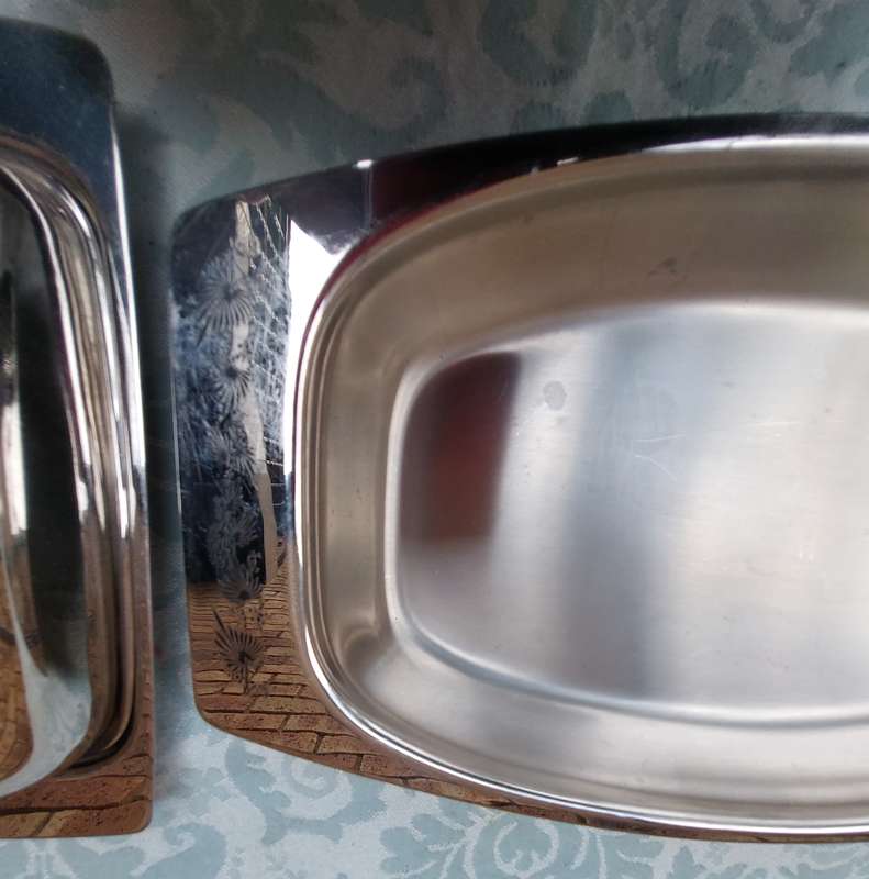 A STAINLESS STEEL WITH ARTWORK COLLECTION SERVING UTENSILS SOLD AS IS