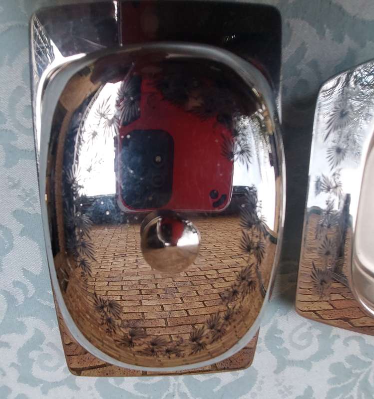 A STAINLESS STEEL WITH ARTWORK COLLECTION SERVING UTENSILS SOLD AS IS
