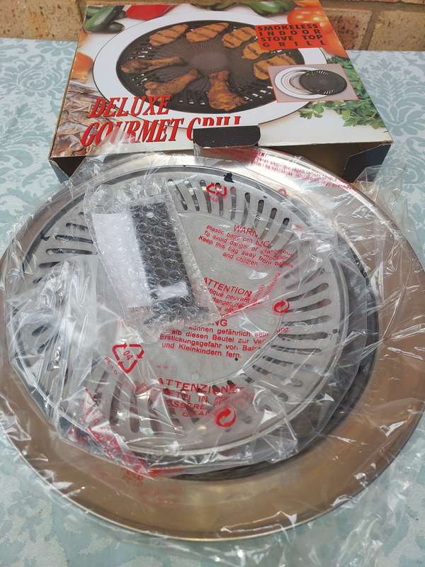 A DELUXE GOURMET CRILL NEVER USED SOLD AS IS