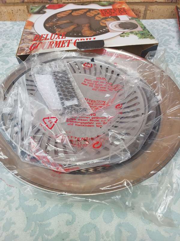 A DELUXE GOURMET CRILL NEVER USED SOLD AS IS