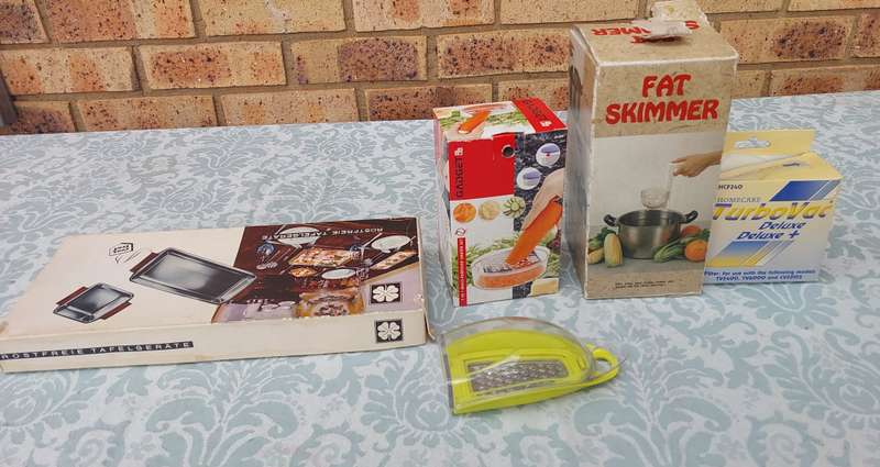 A VINTAGE COLLECTION OF KITCHENALIA SOLD AS IS