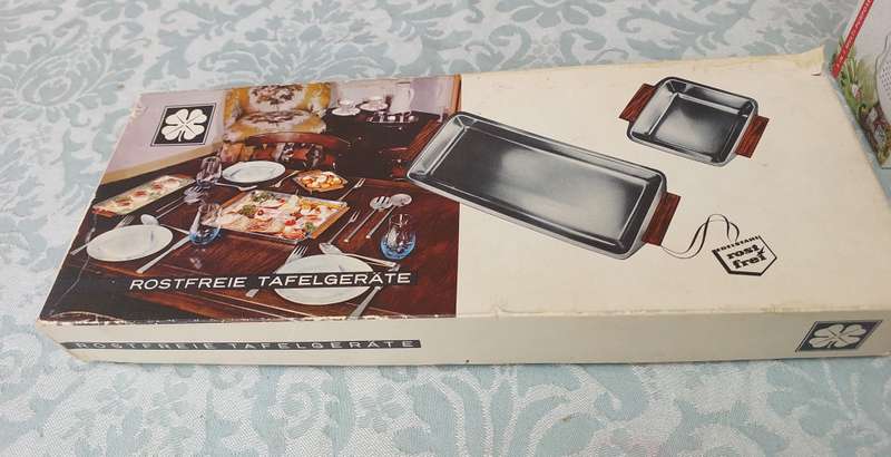 A VINTAGE COLLECTION OF KITCHENALIA SOLD AS IS