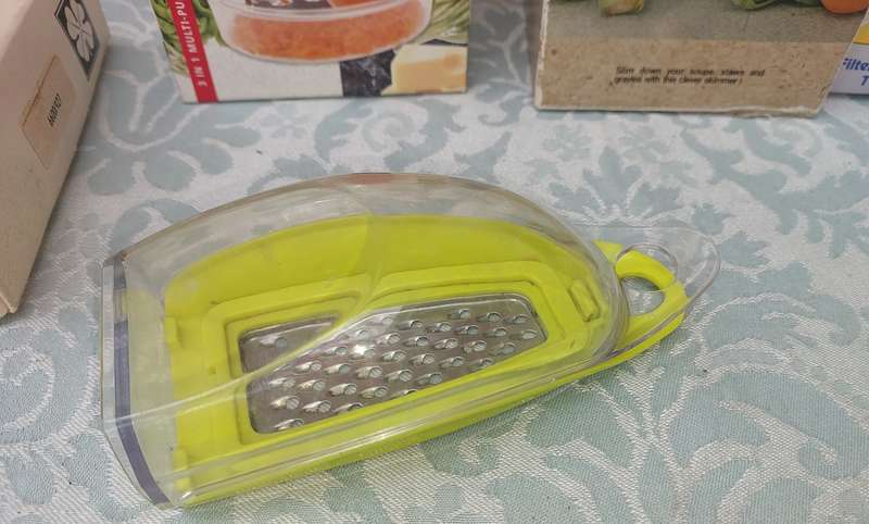 A VINTAGE COLLECTION OF KITCHENALIA SOLD AS IS
