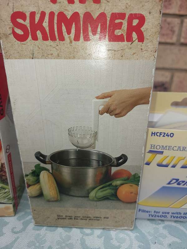 A VINTAGE COLLECTION OF KITCHENALIA SOLD AS IS