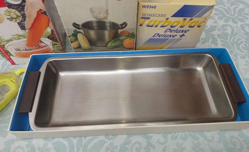A VINTAGE COLLECTION OF KITCHENALIA SOLD AS IS