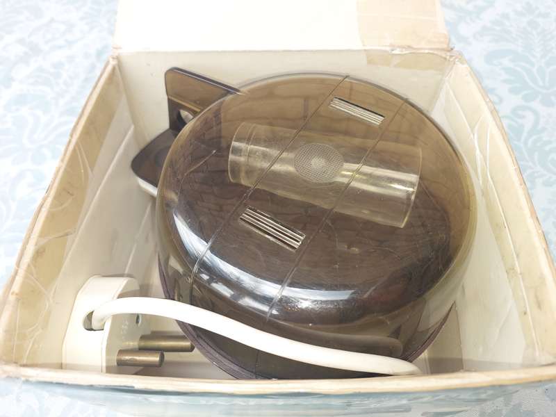 A VINTAGE HUMTY DUMTY EGG BOILER