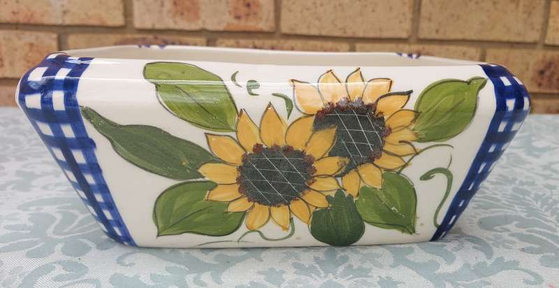 A VINTAGE HAND PAINTED RECTANGULAR POTTERY SERVING BOWL